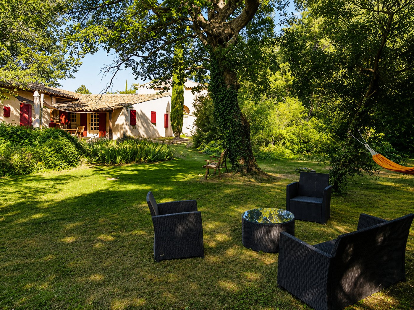 Salon de jardin & façade, Le Jas — location en Luberon