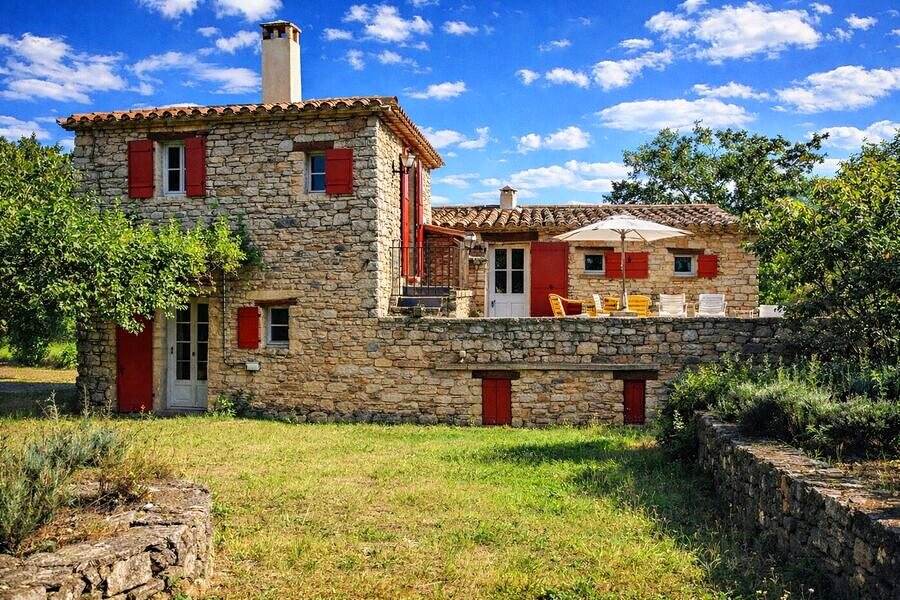 Façade en pierre et terrasse du Bastidon — location en Luberon