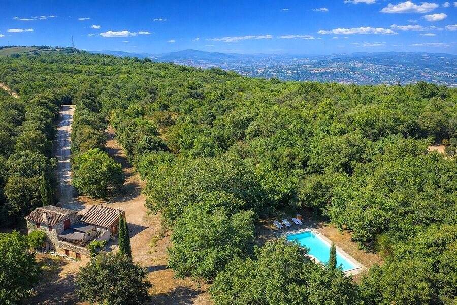 Le Bastidon et sa piscine vus du ciel, au cœur de la forêt de chênes — Luberon