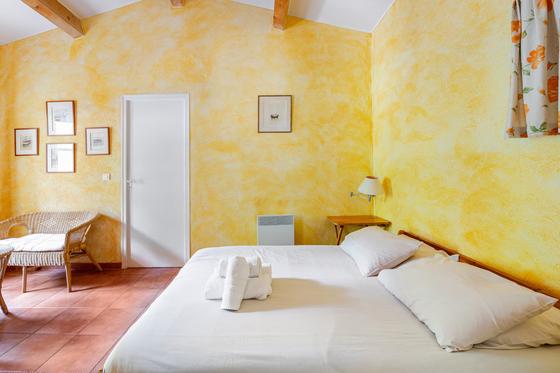 Le Jas — Chambre ocre — Lit double