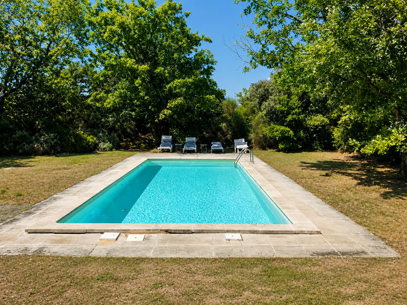 Piscine privée du Bastidon entourée de chênes, Luberon