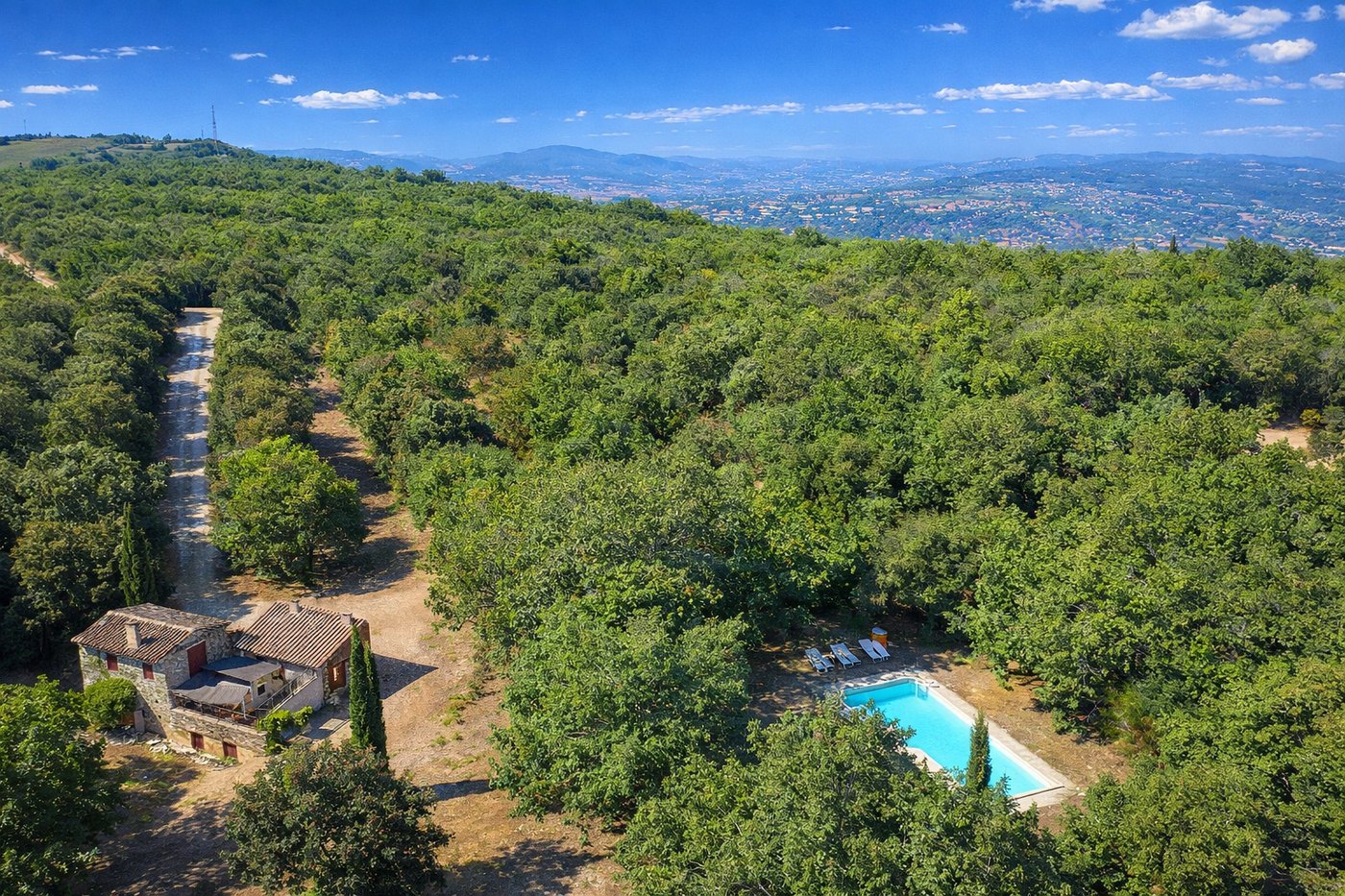 Vue aérienne du Bastidon et de sa piscine dominant la vallée du Luberon